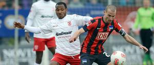 Andenken aus Bayern. Herthas Ersatzkapitän Peer Kluge (rechts) zog sich in Regensburg einen Außenbandanriss zu. Sein Einsatz gegen Union ist äußerst fraglich. 