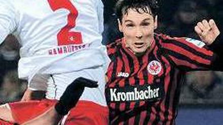 Augen zu und rein. Lakic erledigte den HSV mit zwei Toren fast im Alleingang. Foto: dpa