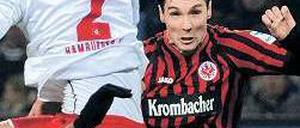 Augen zu und rein. Lakic erledigte den HSV mit zwei Toren fast im Alleingang. Foto: dpa