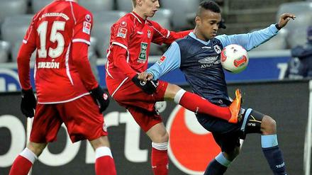 Zweikampf zwischen Münchens Ola Kamara (r) und Mitchell Weiser vom 1.FC Kaiserslautern.