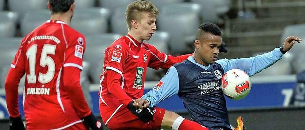 Zweikampf zwischen Münchens Ola Kamara (r) und Mitchell Weiser vom 1.FC Kaiserslautern.