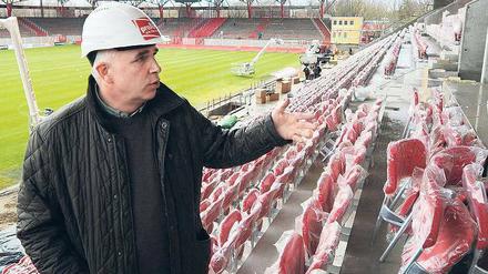 Ein Mann und seine Tribüne. Unions Präsident Dirk Zingler begutachtet die Sitze des neuen Stadionteils, der heute eingeweiht werden soll.