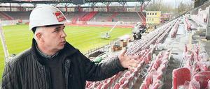 Ein Mann und seine Tribüne. Unions Präsident Dirk Zingler begutachtet die Sitze des neuen Stadionteils, der heute eingeweiht werden soll.