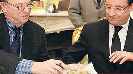 Als „Weltereignis“ bezeichnet Staatspräsident François Hollande (r.) das Abkommen mit Google-Manager Eric Schmidt. Foto: rtr