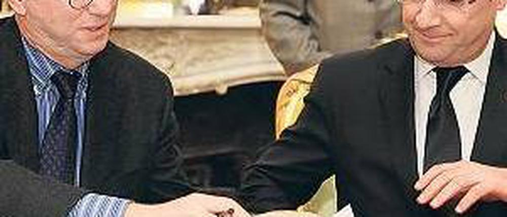 Als „Weltereignis“ bezeichnet Staatspräsident François Hollande (r.) das Abkommen mit Google-Manager Eric Schmidt. Foto: rtr