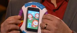 Frank Plasberg hält in seiner Sendung "Hart aber fair" eine iPhone-Rassel für Babys in die Kamera.