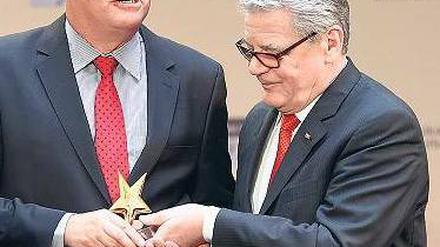 Stern vom Bundespräsidenten. Joachim Gauck ehrt Sieger Eintracht Hannover, vertreten durch Rolf Jägersberg.