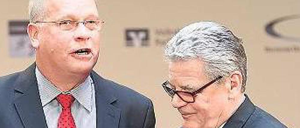 Stern vom Bundespräsidenten. Joachim Gauck ehrt Sieger Eintracht Hannover, vertreten durch Rolf Jägersberg.