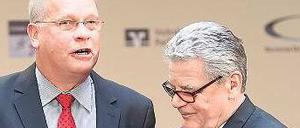 Stern vom Bundespräsidenten. Joachim Gauck ehrt Sieger Eintracht Hannover, vertreten durch Rolf Jägersberg.
