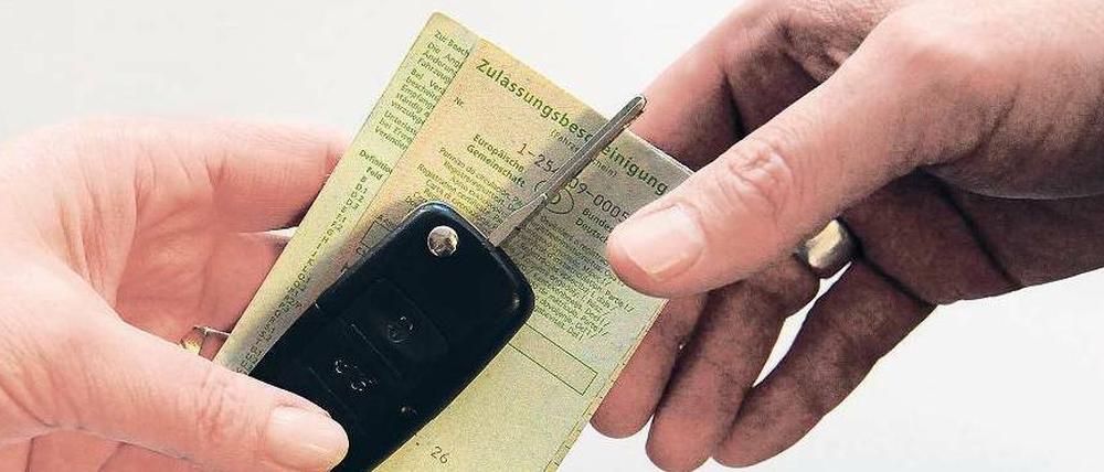 Nachbarschaftshilfe. Beim privaten Carsharing buchen Nutzer im Internet einen Wagen in der Nähe, schließen eine spezielle Versicherung ab und treffen sich zur Übergabe von Schlüssel und Papieren.