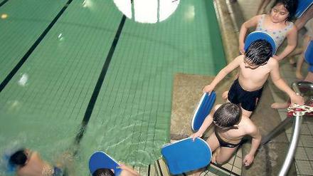Abtauchen! Wer sowohl dem Berliner Wetter als auch der Langeweile entgehen will, sollte sich an den Ferienpass erinnern. Er bietet hunderte Tipps und freien Eintritt in viele Schwimmbäder. Die Eltern können gleich mitkommen und mit den kleinen Geschwistern das „Seepferdchen“ anpeilen. Das erleichtert den nächsten Urlaub am Meer und dient der Vorbereitung auf den Schwimmunterricht in der dritten Klasse. Und wem das alles zu nass ist, der geht in die Museen, die in den Ferien hinreißende Angebote für Kinder vorhalten. Nie war Lernen so schön! sve