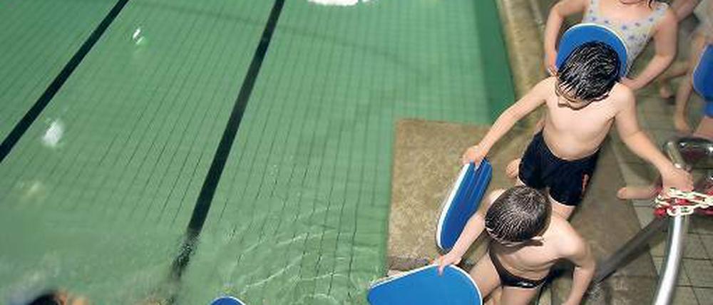 Abtauchen! Wer sowohl dem Berliner Wetter als auch der Langeweile entgehen will, sollte sich an den Ferienpass erinnern. Er bietet hunderte Tipps und freien Eintritt in viele Schwimmbäder. Die Eltern können gleich mitkommen und mit den kleinen Geschwistern das „Seepferdchen“ anpeilen. Das erleichtert den nächsten Urlaub am Meer und dient der Vorbereitung auf den Schwimmunterricht in der dritten Klasse. Und wem das alles zu nass ist, der geht in die Museen, die in den Ferien hinreißende Angebote für Kinder vorhalten. Nie war Lernen so schön! sve