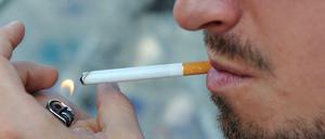 Risiko erkannt. Der Anteil der starken Raucher geht deutlich zurück - das ist ein Grund dafür, dass die Lebenserwartung der Männer zunimmt.