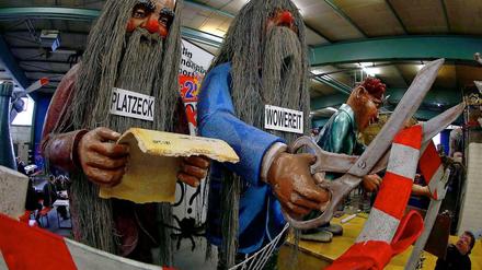 Wer den Schaden hat... Wowereit und Platzeck machen in diesem Jahr Karriere im Mainzer Karneval. Am St. Nimmerleinstag eröffnen zwei arg gealterte Herren den Flughafen BER.