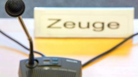 Das Bundesinnenministerium will nicht mit Informationen über einen V-Mann aus dem Umfeld des NSU herausrücken. Der Untersuchungsausschussvorsitzende droht mit dem Bundesverfassungsgericht.
