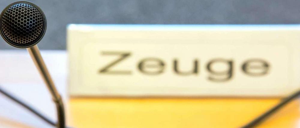 Das Bundesinnenministerium will nicht mit Informationen über einen V-Mann aus dem Umfeld des NSU herausrücken. Der Untersuchungsausschussvorsitzende droht mit dem Bundesverfassungsgericht.
