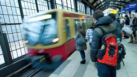 Warten auf die S-Bahn. In den letzten Wochen war bei den Fahrgästen immer wieder Geduld gefragt. Viele Züge fielen aus. 