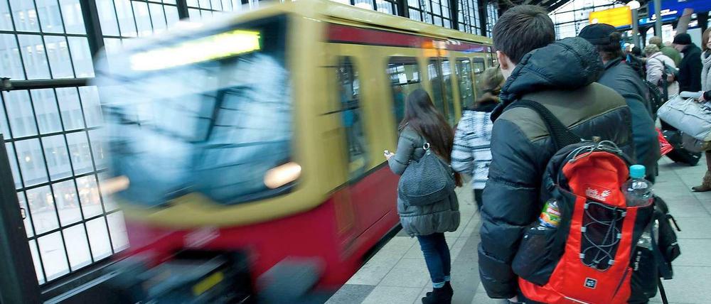 Warten auf die S-Bahn. In den letzten Wochen war bei den Fahrgästen immer wieder Geduld gefragt. Viele Züge fielen aus. 