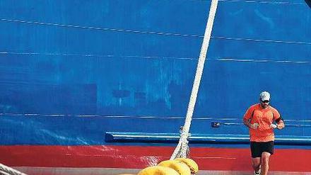 Aufbruch und Stillstand. Die griechischen Fährschiffer verlängerten am Sonntag ihren Streik. Derweil entspannt sich die Lage der öffentlichen Finanzen. 
