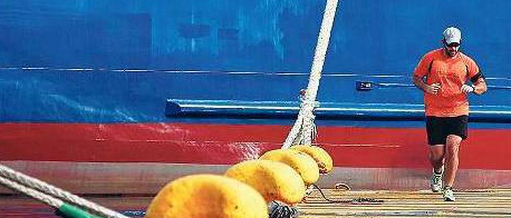 Aufbruch und Stillstand. Die griechischen Fährschiffer verlängerten am Sonntag ihren Streik. Derweil entspannt sich die Lage der öffentlichen Finanzen. 