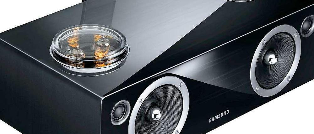 Schaust Du auf die Röhre: Unter dem Fiberglasdeckel rechts sind die beiden Elektronenröhren des Samsung DA-E751 zu sehen. An der Vorderseite geben zwei 20-Watt-Lautsprecher den Sound wieder, unten verstärkt ein 60 Watt starker Subwoofer.