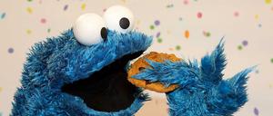 Das Krümelmonster ist empört über den Diebstahl von Mitgliedern der Linkspartei.