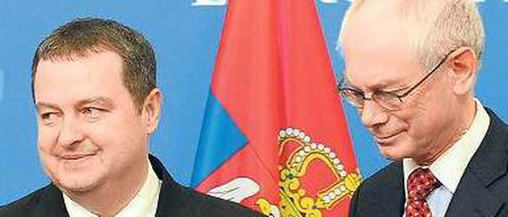 Pragmatisch und kompromissbereit zeigt sich Premier Dacic (l.), hier mit Herman Van Rompuy, bei den von der EU moderierten Gesprächen mit dem Kosovo.