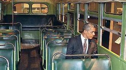 Nachdenklich. Barack Obama in dem Bus, in dem sich die Szene mit Rosa Parks damals abspielte.