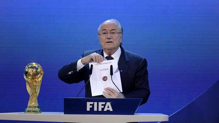 Blatter gab zunächst den Ausrichter für die WM 2018 bekannt. Hier setzte sich Russland gegen England und die Doppelbewerber Spanien/Portugal bzw. Niederlande/Belgien durch.
