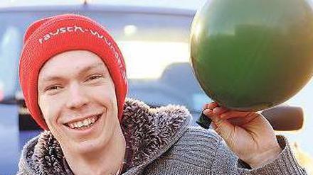 Mit einem solchen Luftballon fing es an. Waldorf-Schüler Jakob Strehlow. Foto: dpa