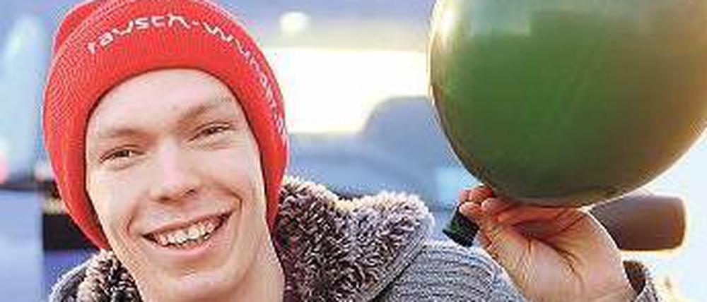 Mit einem solchen Luftballon fing es an. Waldorf-Schüler Jakob Strehlow. Foto: dpa