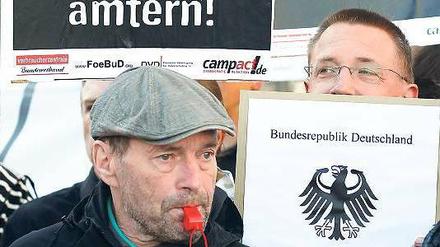 Protest. Viele wollen nicht, dass ihre Daten weitergegeben werden. Foto: Wolfgang Kumm/dpa
