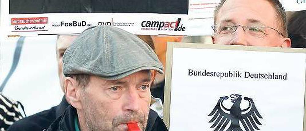 Protest. Viele wollen nicht, dass ihre Daten weitergegeben werden. Foto: Wolfgang Kumm/dpa