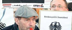 Protest. Viele wollen nicht, dass ihre Daten weitergegeben werden. Foto: Wolfgang Kumm/dpa