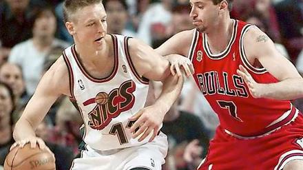 Punkten für Oklahoma. Detlef Schrempf (l.) spielte von 1993 bis 1999 in Seattle. 