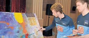 Mannschaftsleistung. Mittelfeldspieler Fabian Lustenberger (am Pinsel) und Torwart Thomas Kraft versuchten sich im Trainingslager in Belek an der Leinwand.