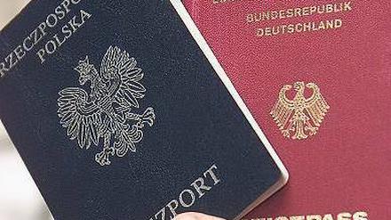 Zwei Pässe. Ein Paragraf im Staatsangehörigkeitsgesetz spaltet die Nation. Foto: ddp