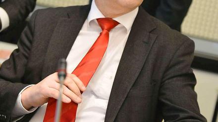 In der ersten Umfrage unter Berliner Wählern nach dem jüngsten Flughafen-Debakel Anfang Januar steht Klaus Wowereit auf der Beliebtheitsskala auf Platz 14 von 16.