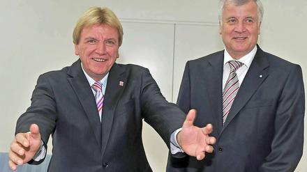 Sie wollen, dass ihre Länder von dem Erwirtschafteten mehr behalten dürfen: Hessens Ministerpräsident Volker Bouffier (links) und Bayerns Regierungschef Horst Seehofer.