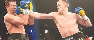 Guter Job, dieser Jab. Jürgen Brähmers gerade geführter Schlag mit der Führhand geht durch die Deckung Eduard Gutknechts durch. Foto: dpa