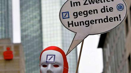 Demonstranten wenden sich immer wieder gegen die Praxis - etwa der Deutschen Bank - Anlageprodukte anzubieten, in denen es auch Nahrungsmittelspekulation geht.