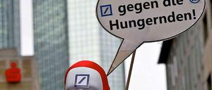 Demonstranten wenden sich immer wieder gegen die Praxis - etwa der Deutschen Bank - Anlageprodukte anzubieten, in denen es auch Nahrungsmittelspekulation geht.