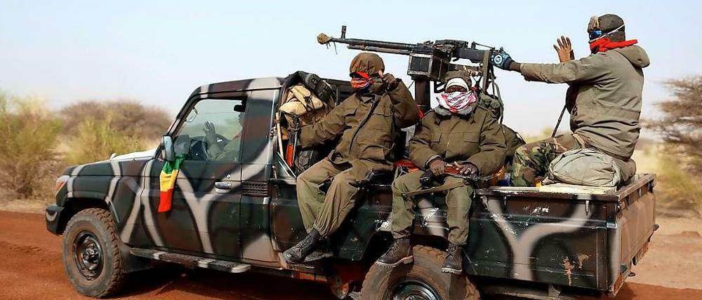 Nur ein Krisenherd von vielen, mit denen sich die 43. Münchner Sicherheitskonferenz ab Freitag befasst: Malische Soldaten verlassen auf einem umgebauten Pick-up Timbuktu.