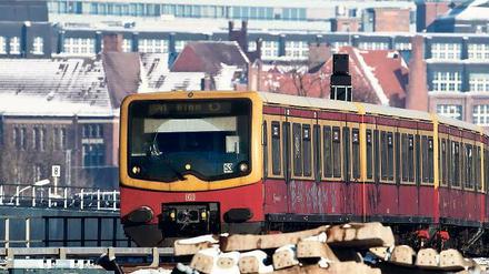 Noch lange nicht über’n Berg. Bezüglich der Zukunft der S-Bahn ist die letzte Entscheidung noch nicht gefallen. Foto: dpa/Sören Stache