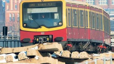Zu wenig Züge. Noch auf Jahre werden der S-Bahn Fahrzeuge für den vom Land Berlin bestellten Verkehr fehlen. Das Verschrotten von Fahrzeugen war dem Senat bereits 2003 von Gutachtern empfohlen worden – wie es das Unternehmen später auch umgesetzt hat.
