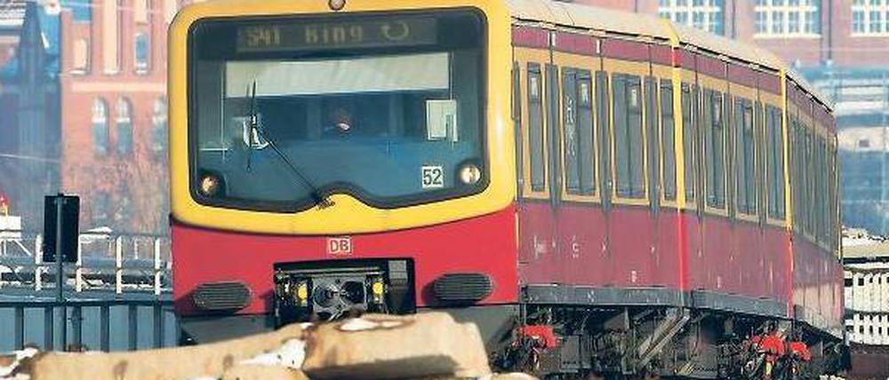 Zu wenig Züge. Noch auf Jahre werden der S-Bahn Fahrzeuge für den vom Land Berlin bestellten Verkehr fehlen. Das Verschrotten von Fahrzeugen war dem Senat bereits 2003 von Gutachtern empfohlen worden – wie es das Unternehmen später auch umgesetzt hat.