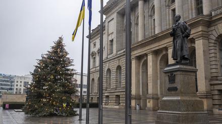 schiefer Weihnachtsbaum vor dem Abgeordnetenhaus am 22.12.2022