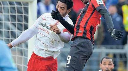 Hertha kann auch Lateinamerikanisch. Adrian Ramos setzte seine Kopfballqualitäten in Regensburg gewinnbringend ein und erzielte für Hertha den Führungstreffer. Foto: City-Press