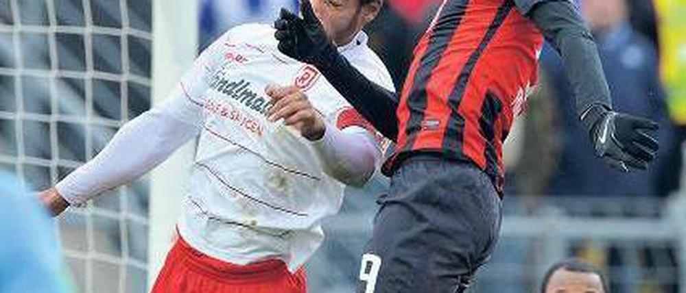 Hertha kann auch Lateinamerikanisch. Adrian Ramos setzte seine Kopfballqualitäten in Regensburg gewinnbringend ein und erzielte für Hertha den Führungstreffer. Foto: City-Press
