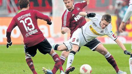 Der Sturz von Nürnberg. Patrick Herrmann (mit Ball) war noch Gladbachs Bester. Foto: dpa